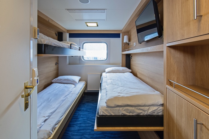 Polar Outside | Triple on middle or upper deck with window